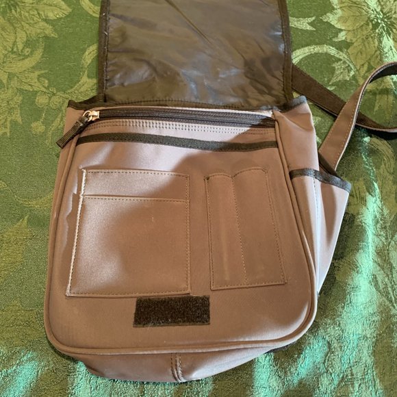 Kenneth Cole Reaction - Cross Body Army-Green Purse - Picture 3 of 11